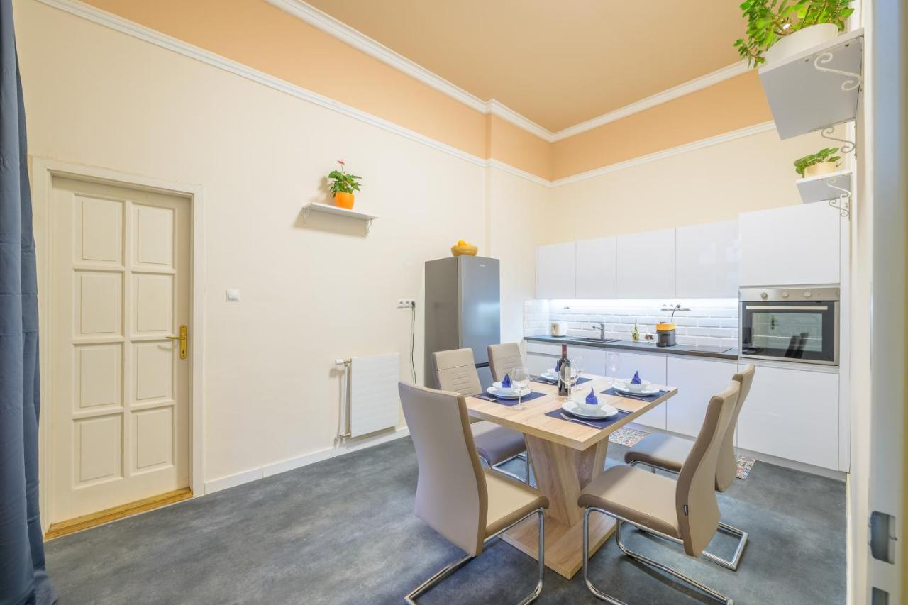 Seasons La Famiglia Apartament *