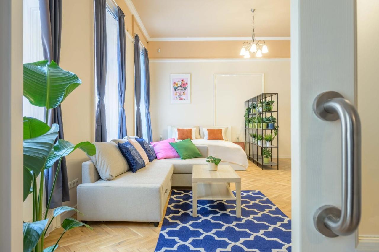 Seasons La Famiglia Budapeszt